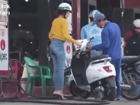 Clip: Cô gái trẻ dắt xe máy điện đi đổ xăng khiến anh nhân viên hoang mang tột độ