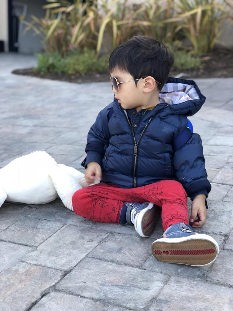 Phát sốt với loạt ảnh con trai Đan Trường ôm gấu, đeo cặp đi chơi: Mệt là lăn ra đất-1