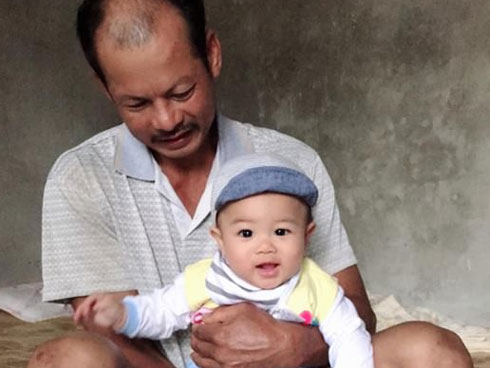 Vợ đẻ nửa năm vẫn bắt chồng nhịn, một đêm nghe tiếng hổn hển tôi đẩy cửa vào thì...-3