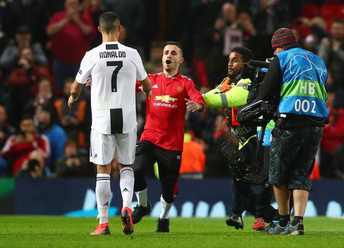 Ronaldo hành động đẹp đáp lại tình cảm của fan hâm mộ quá khích-1