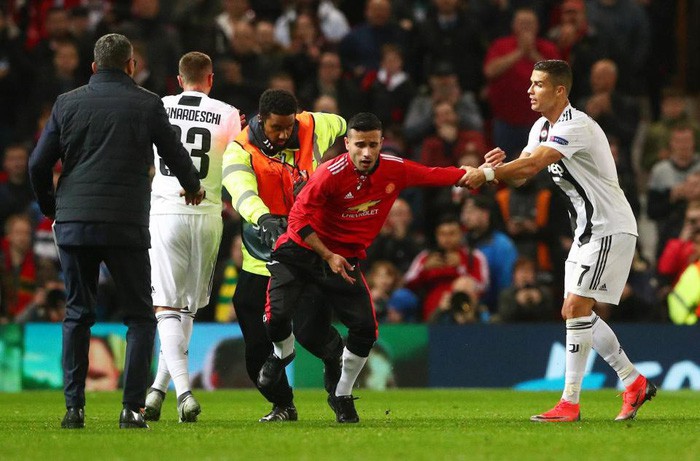 Ronaldo hành động đẹp đáp lại tình cảm của fan hâm mộ quá khích-2
