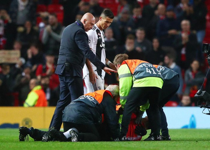 Ronaldo hành động đẹp đáp lại tình cảm của fan hâm mộ quá khích-3