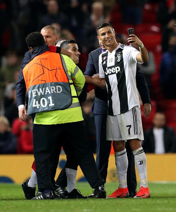Ronaldo hành động đẹp đáp lại tình cảm của fan hâm mộ quá khích-4