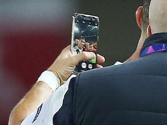 Ronaldo hành động đẹp đáp lại tình cảm của fan hâm mộ quá khích-5