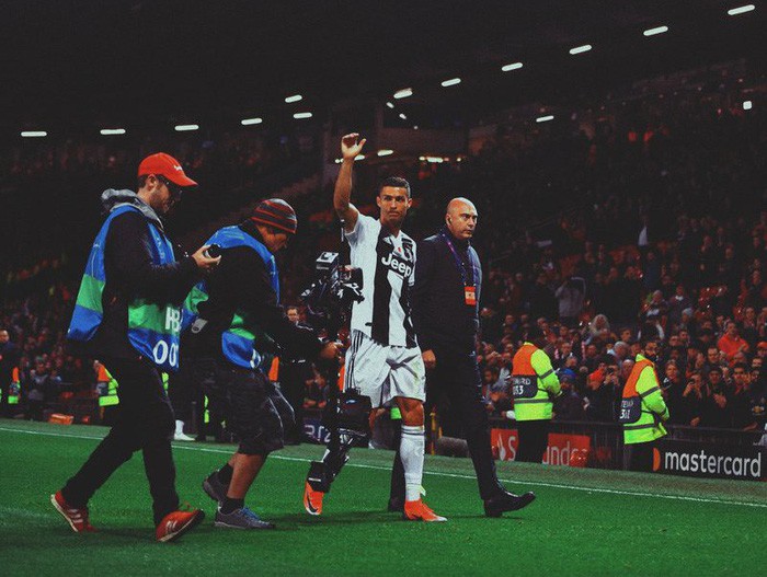 Ronaldo hành động đẹp đáp lại tình cảm của fan hâm mộ quá khích-6
