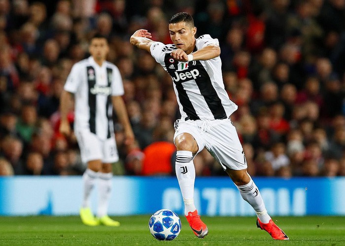 Ronaldo hành động đẹp đáp lại tình cảm của fan hâm mộ quá khích-7
