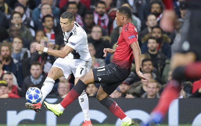 Ronaldo hành động đẹp đáp lại tình cảm của fan hâm mộ quá khích-8
