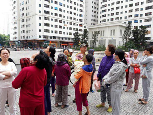 Thi thể bé sơ sinh bị nhét đầy giấy vào miệng được phát hiện ven đường-3