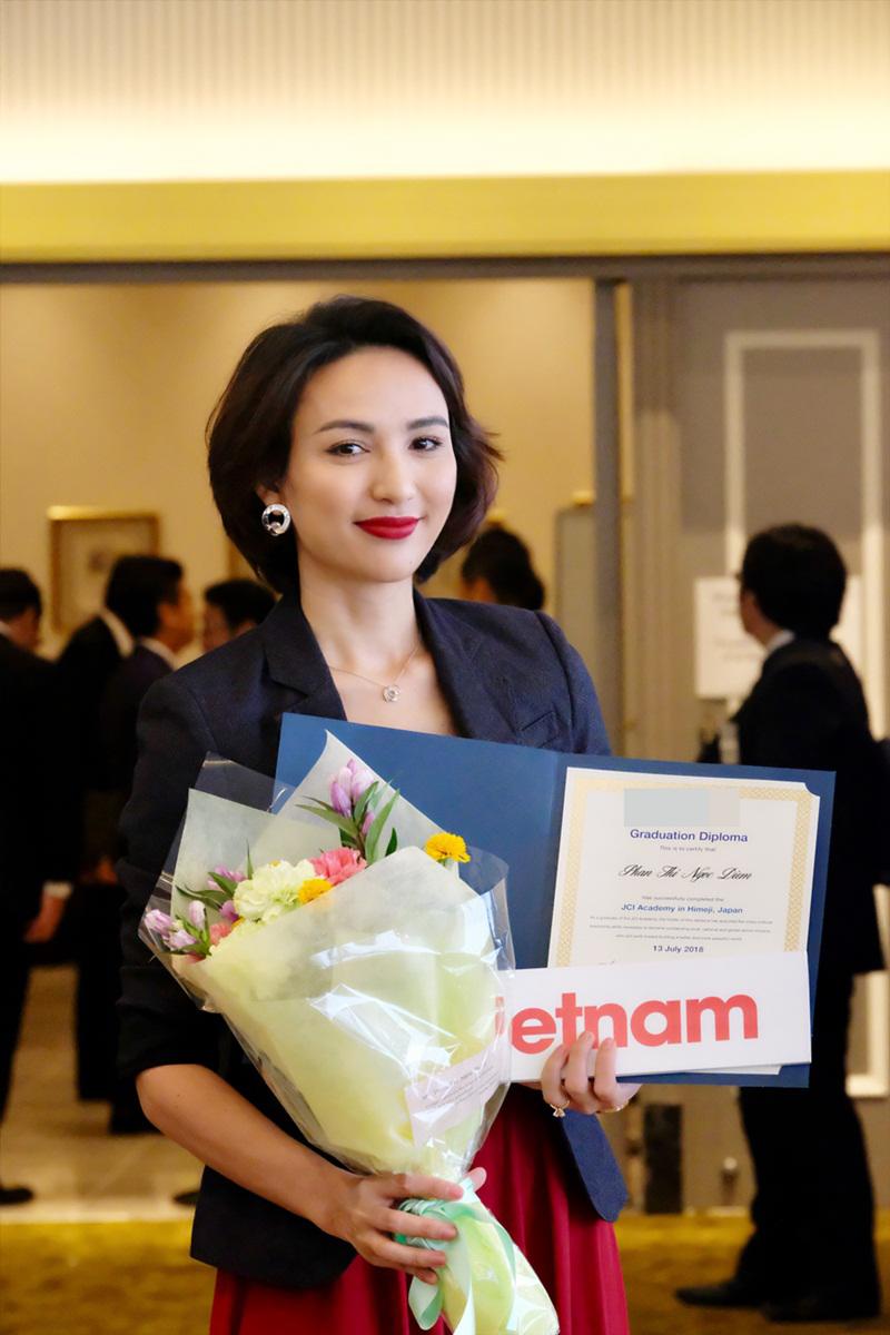 Ngọc Diễm trẻ như gái 20 sau khi cắt phăng mái tóc và phản ứng bất ngờ của con gái-12