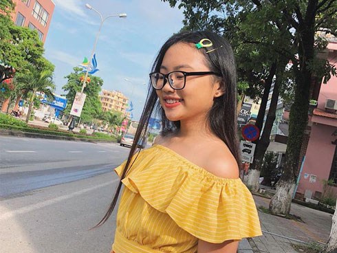 Phương Mỹ Chi mặc áo trễ vai gợi cảm, tạo dáng 