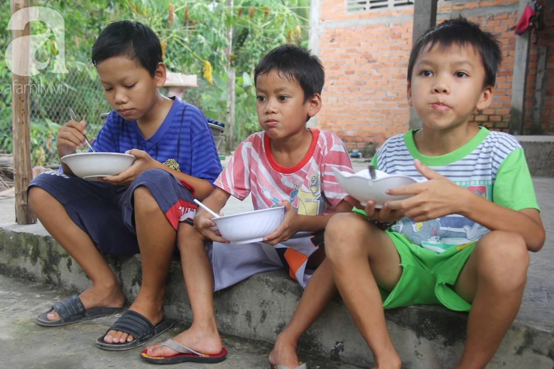 4 đứa trẻ mồ côi cha, ốm trơ xương vì đói ăn bên bà nội già yếu sau khi mẹ bỏ đi lấy chồng mới-2