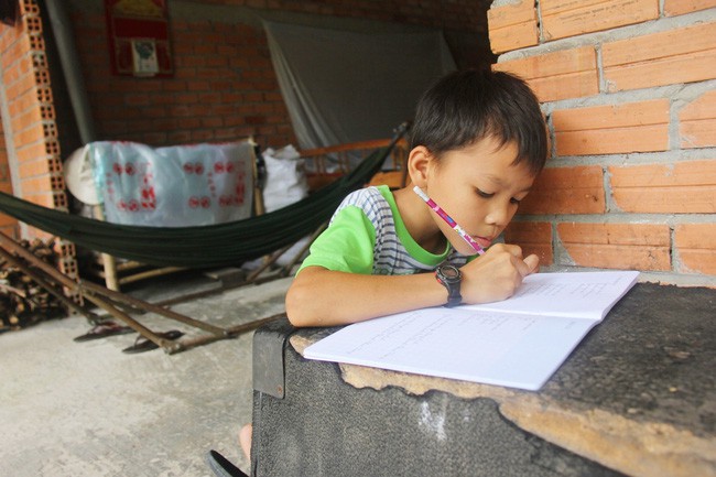 4 đứa trẻ mồ côi cha, ốm trơ xương vì đói ăn bên bà nội già yếu sau khi mẹ bỏ đi lấy chồng mới-15