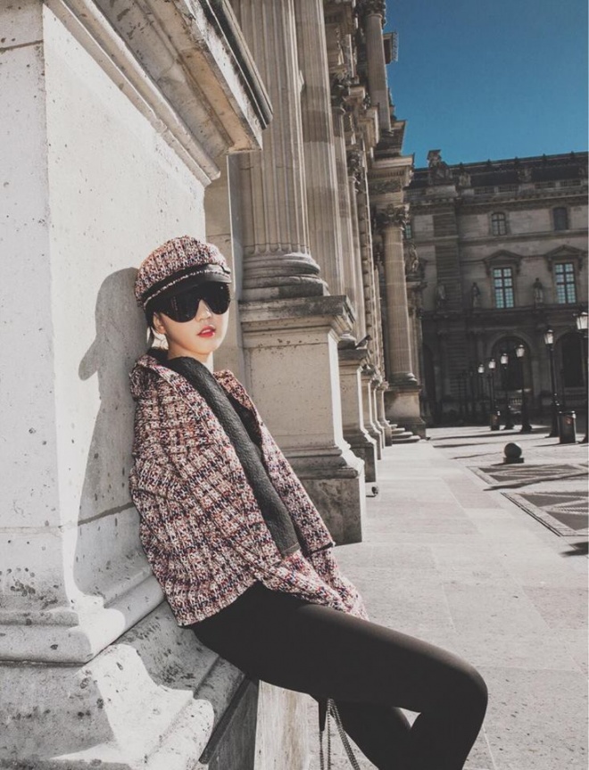 Sải bước trên đường phố Paris, Ngọc Trinh khoe street style chất lừ với hàng hiệu phủ người-3