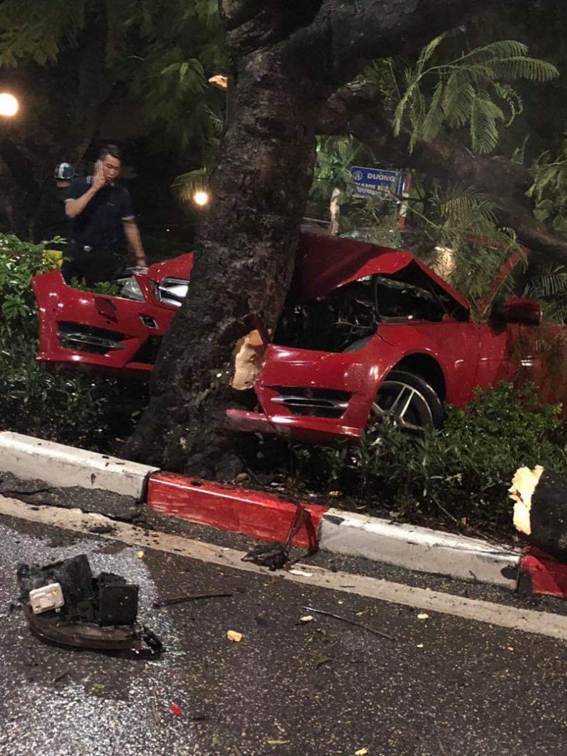 Xe Mercedes mất lái đâm gãy cây khủng trên đường Thanh Niên-1