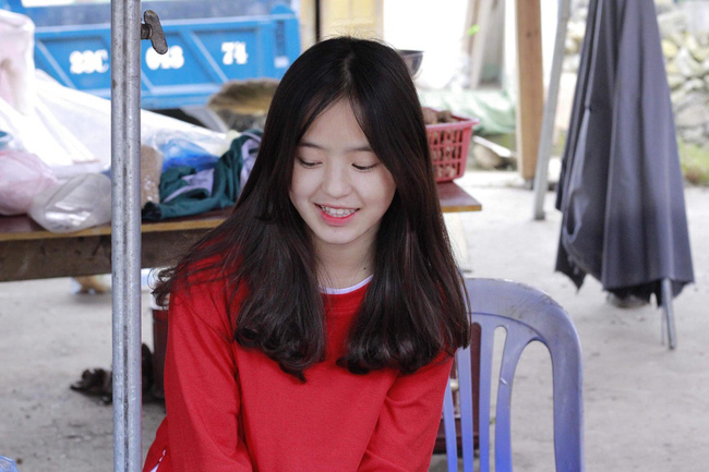 Em gái bán lê ở Hà Giang bất ngờ nổi tiếng mạng xã hội, phượt thủ nào đi ngang cũng muốn chụp ảnh chung-1