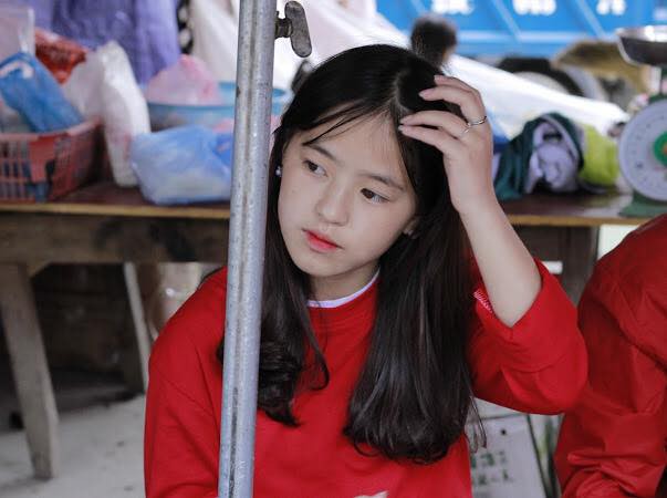 Em gái bán lê ở Hà Giang bất ngờ nổi tiếng mạng xã hội, phượt thủ nào đi ngang cũng muốn chụp ảnh chung-4