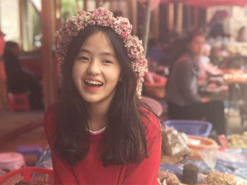 Tay phải cầm biển cấm, tay trái làm luôn điều cấm, dân mạng hỏi cô gái: Có biết đọc không?-2