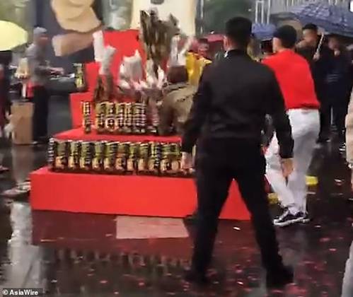 Đem Lamborghini đi cầu hôn nhưng vẫn bị từ chối, hành động của chàng trai gây sốc-5