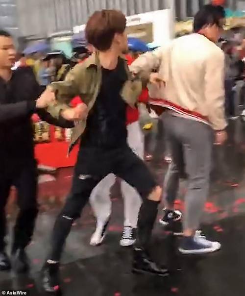 Đem Lamborghini đi cầu hôn nhưng vẫn bị từ chối, hành động của chàng trai gây sốc-6