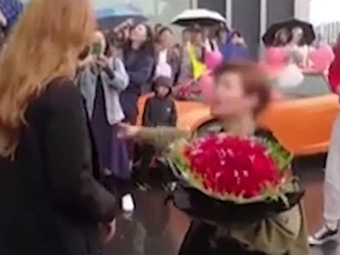 Màn cầu hôn sai 1 ly đi 2 mạng của cặp đôi người Úc khiến dân mạng vừa chung vui vừa toát mồ hôi hột-2