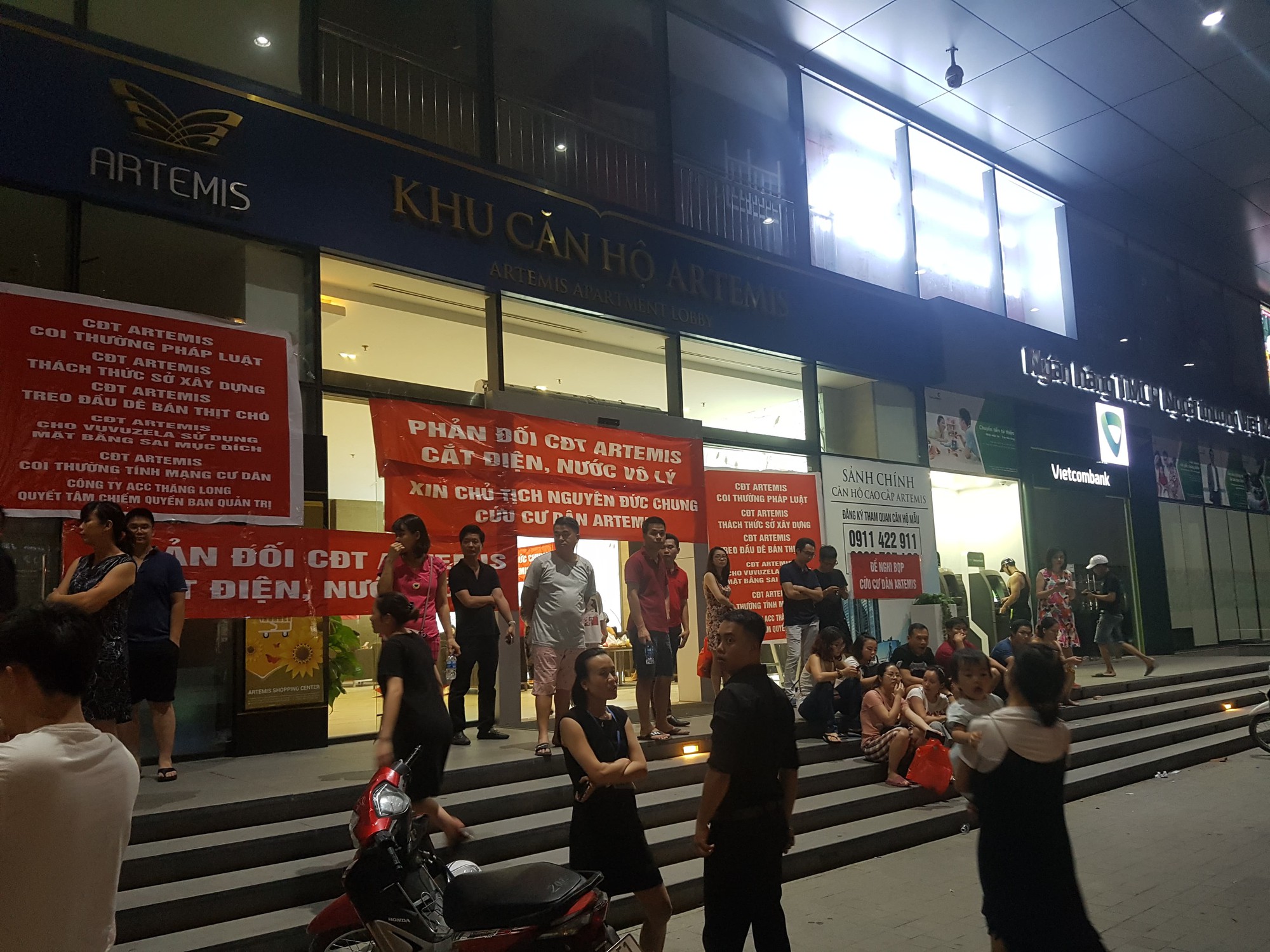 Nữ nhân viên chăm sóc khách hàng bị cư dân chung cư cao cấp chặn đánh, lăng mạ dưới tầng hầm-2