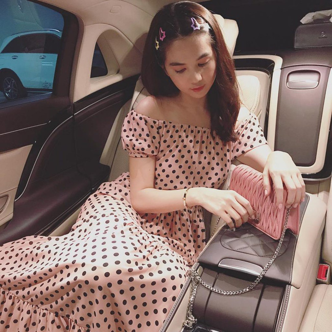Hàng hiệu nhiều vô kể nhưng Ngọc Trinh đang theo đuổi phong cách dễ thương với phụ kiện này-4