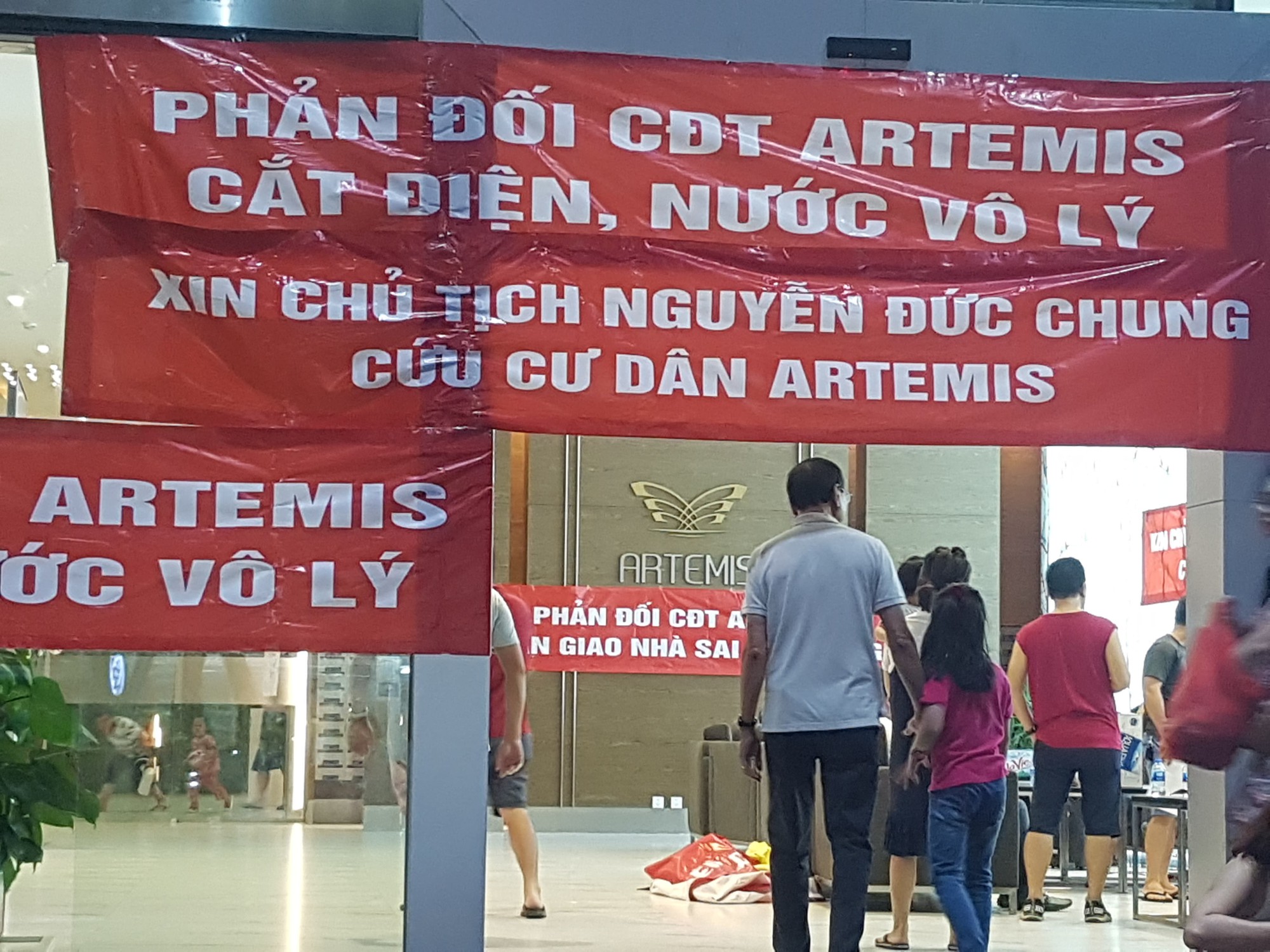 Nữ nhân viên chăm sóc khách hàng bị cư dân chung cư cao cấp chặn đánh, lăng mạ dưới tầng hầm-3