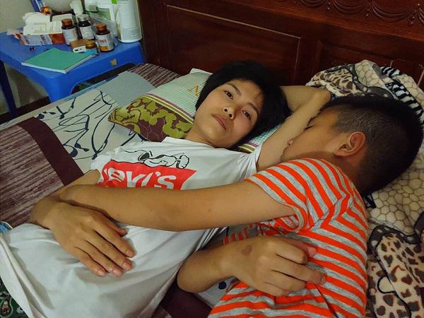 Mẹ đơn thân mắc ung thư gắng gượng từng ngày chỉ mong được nhìn và ôm con ngủ-3
