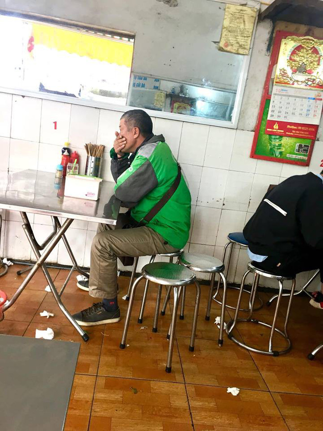 Vừa ngồi vào quán phở, tài xế trung niên đã nghe điện thoại rồi ôm chặt miệng, chực khóc-1