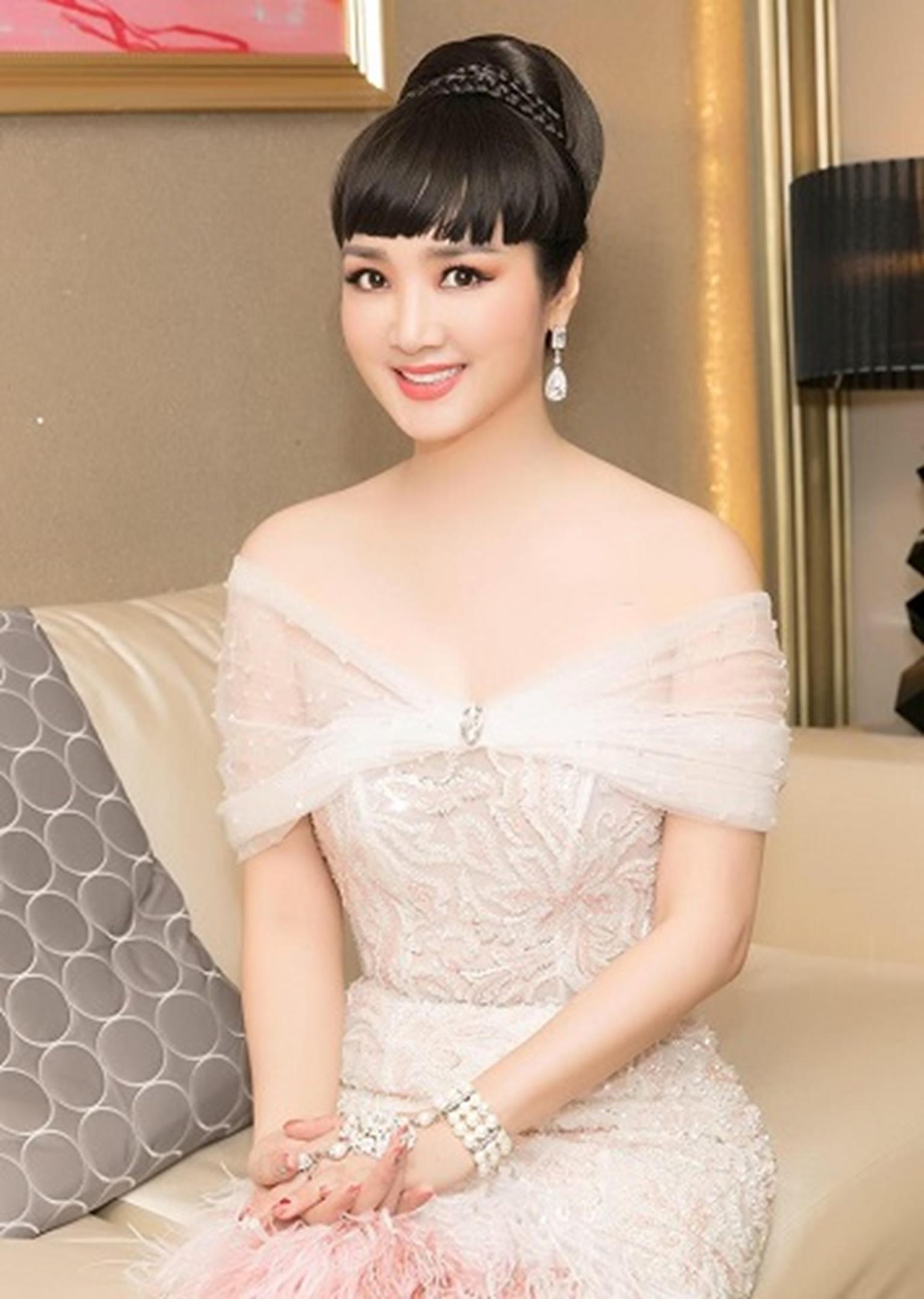 HH Giáng My đẹp tựa nữ thần đốn tim khán giả khi đi chấm thi Hoa hậu-13