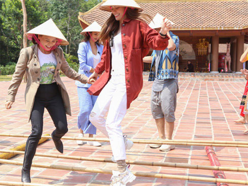 Ra ngoài thì giữ khoảng cách chứ ở nhà Hồ Ngọc Hà và Kim Lý bện hơi nhau như thế này-2