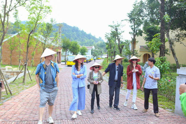 Hồ Ngọc Hà cùng bố mẹ leo núi 3 tiếng đồng hồ để lên chùa Yên Tử, cầu bình an-1