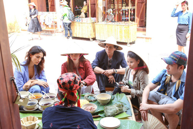 Hồ Ngọc Hà cùng bố mẹ leo núi 3 tiếng đồng hồ để lên chùa Yên Tử, cầu bình an-2