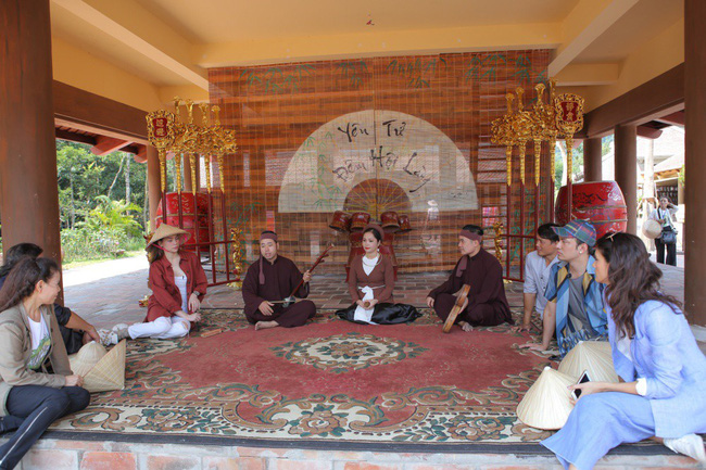 Hồ Ngọc Hà cùng bố mẹ leo núi 3 tiếng đồng hồ để lên chùa Yên Tử, cầu bình an-5