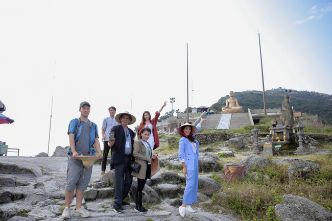 Hồ Ngọc Hà cùng bố mẹ leo núi 3 tiếng đồng hồ để lên chùa Yên Tử, cầu bình an-3