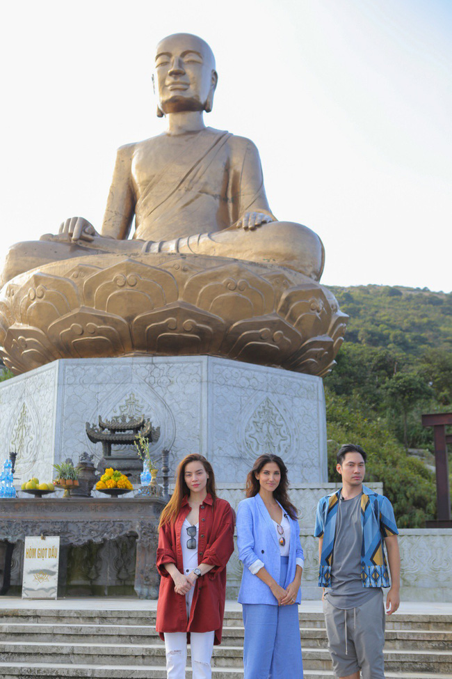 Hồ Ngọc Hà cùng bố mẹ leo núi 3 tiếng đồng hồ để lên chùa Yên Tử, cầu bình an-4
