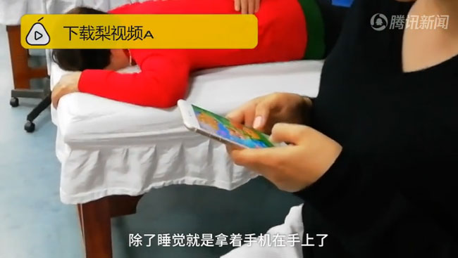 Giật mình với hình ảnh bàn tay bị liệt và cột sống cong: Bài học cho những ai hay dùng điện thoại theo cách này-2