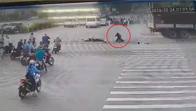 Nam tài xế thoát chết cực kỳ hy hữu sau khi bị xe tải đâm trực diện khiến chiếc xe máy nát bét-1