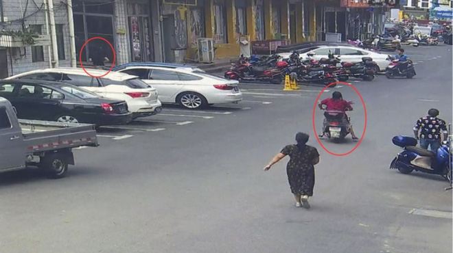 Bị người phụ nữ truy đuổi suốt 2 km, tên trộm chắp tay xin tha vì không thở được nữa rồi-2