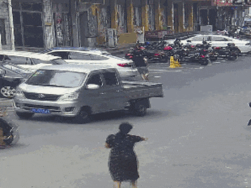 Bị người phụ nữ truy đuổi suốt 2 km, tên trộm chắp tay xin tha vì 'không thở được nữa rồi'