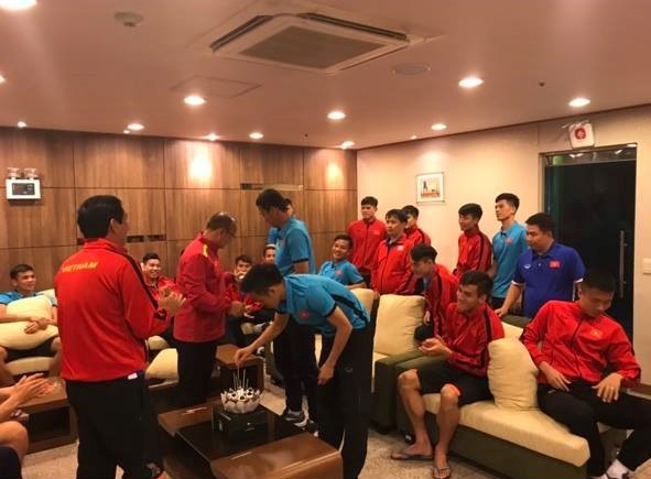 Không phải Xuân Trường thì ai dám úp bánh kem vào mặt lão tướng của tuyển Việt Nam?-2