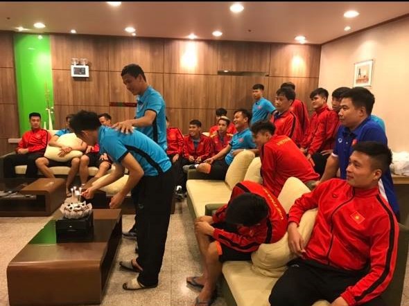 Không phải Xuân Trường thì ai dám úp bánh kem vào mặt lão tướng của tuyển Việt Nam?-1
