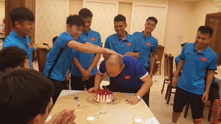 Không phải Xuân Trường thì ai dám úp bánh kem vào mặt lão tướng của tuyển Việt Nam?-5