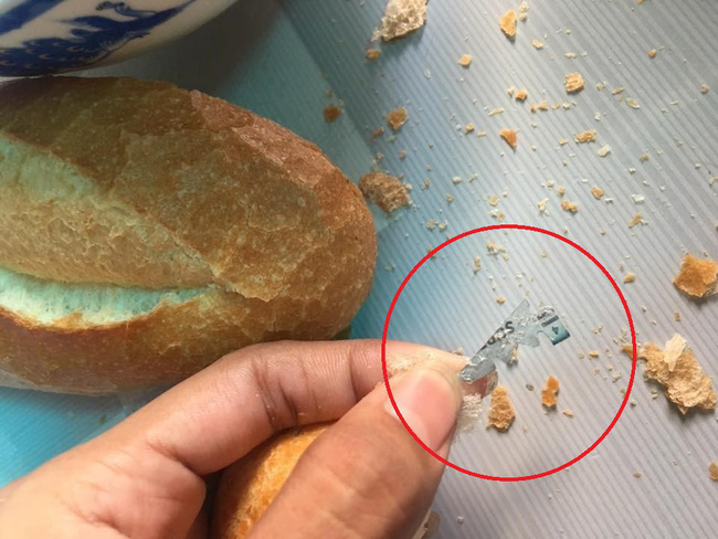 Dân mạng nổi da gà với cô gái ăn bánh mì bò kho suýt thành trò nuốt lưỡi dao lam kinh dị-1