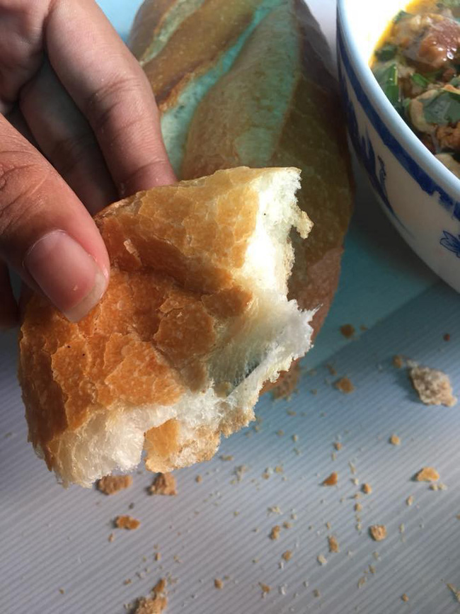 Dân mạng nổi da gà với cô gái ăn bánh mì bò kho suýt thành trò nuốt lưỡi dao lam kinh dị-3