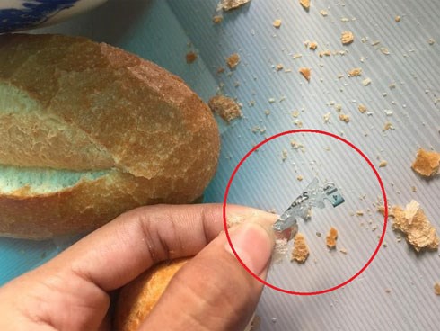 Dân mạng nổi da gà với cô gái ăn bánh mì bò kho suýt thành trò nuốt lưỡi dao lam kinh dị