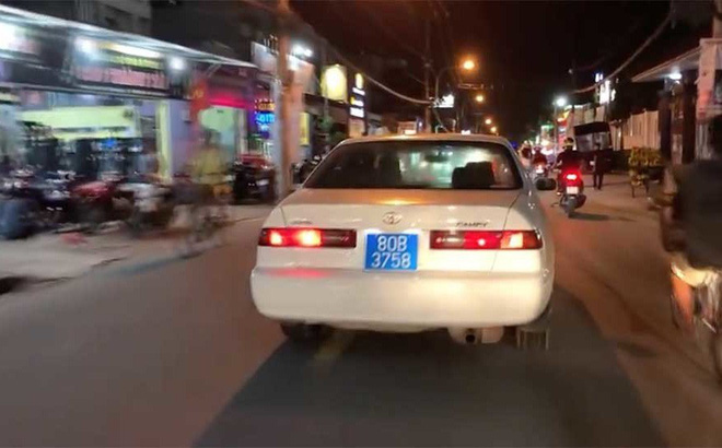 Lý do bất ngờ xe biển xanh chở phụ nữ, trẻ em bật đèn ưu tiên, bấm còi inh ỏi trên đường phố Sài Gòn-1