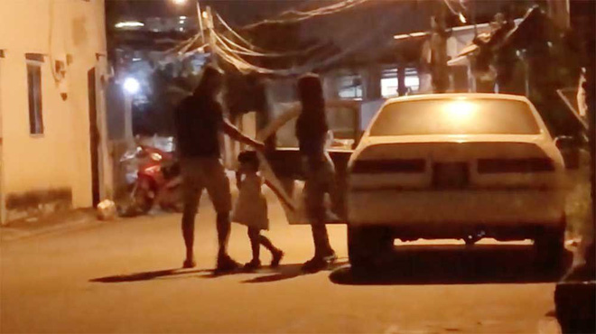 Lý do bất ngờ xe biển xanh chở phụ nữ, trẻ em bật đèn ưu tiên, bấm còi inh ỏi trên đường phố Sài Gòn-2