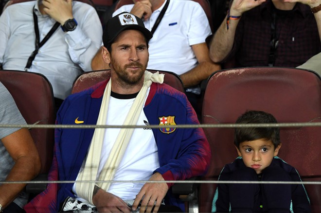 Messi bó bột tay phải, được cậu con trai cả mang thần thái vạn người mê hộ tống tới xem Barca thi đấu-3