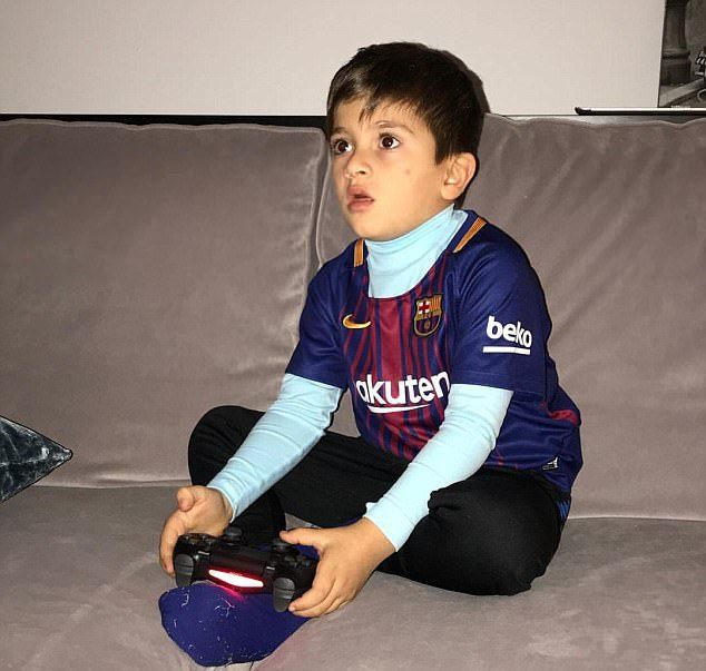 Messi bó bột tay phải, được cậu con trai cả mang thần thái vạn người mê hộ tống tới xem Barca thi đấu-7